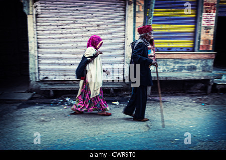 Älteres Ehepaar elegant gekleidet, auf der Straße. Jodhpur, Rajasthan, Indien Stockfoto