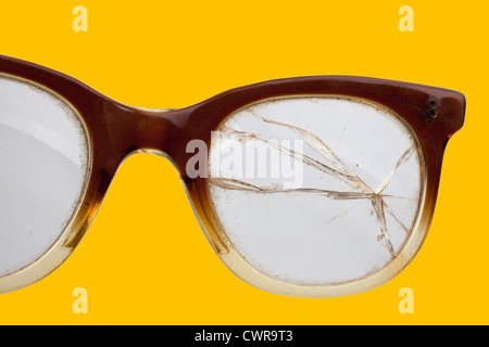 Eine alte Hornbrille mit einer gebrochenen Linse Stockfoto