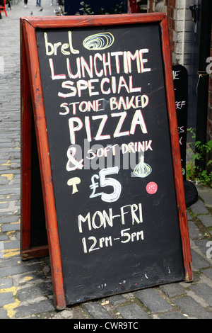 Mittagszeit Sonderangebote auf einem Schild vor Brel Restaurant und Bar an der Ashton Lane im West End von Glasgow, Schottland, Großbritannien Stockfoto