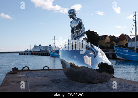 Han- oder er in englischer Sprache - eine 2m hohe Skulptur in Helsingør, der kleine Wassermann - das Äquivalent zu der kleinen Meerjungfrau in Kopenhagen Stockfoto