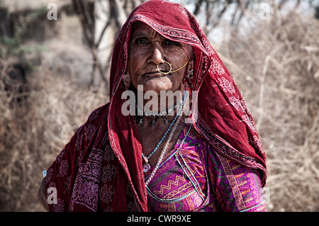 Porträt einer Bishnois tribal Frau in einem kleinen Dorf in Jodhpur, Rajasthan, Indien Stockfoto