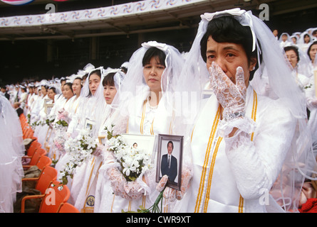 Etwa 30.000 Paare heiraten in einem Vereinigungskirche Massenhochzeit RFK Stadium 29. November 1997 in Washington, DC. Stockfoto