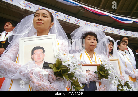 Etwa 30.000 Paare heiraten in einem Vereinigungskirche Massenhochzeit RFK Stadium 29. November 1997 in Washington, DC. Stockfoto