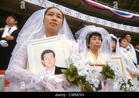 Etwa 30.000 Paare heiraten in einem Vereinigungskirche Massenhochzeit RFK Stadium 29. November 1997 in Washington, DC. Stockfoto