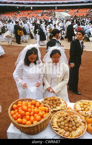 Etwa 30.000 Paare heiraten in einem Vereinigungskirche Massenhochzeit RFK Stadium 29. November 1997 in Washington, DC. Stockfoto