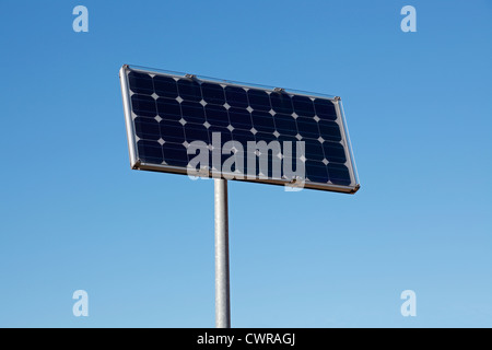 Solar-Panel mit Solarmodulen an einem heißen, sonnigen Sommertag mit einem blauen Himmel.  Zealand / Seeland, Dänemark. Stockfoto