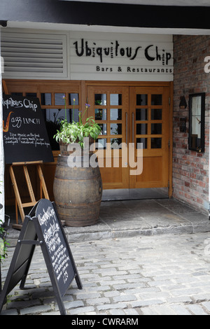 Eingang des ubiquitous Chip Restaurants in der Ashton Lane im West End von Glasgow, Schottland, Großbritannien Stockfoto