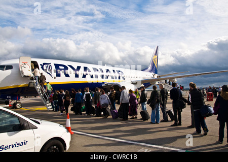 Fluggästen einen Ryanair-Flug Stockfoto