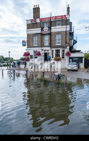 Das weiße Kreuz Pub Richmond upon Thames Surrey London UK bei Flut. Stockfoto