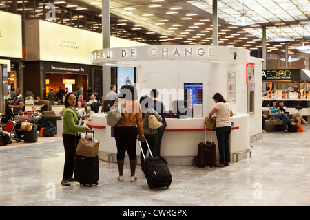 Frankreich Paris, Flughafen Charles de Gaulle terminal 2E neue M Gates Bureau de Change Stockfoto