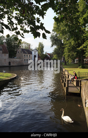 Blick Richtung Eingang zum Begijnhof aus Wijngaardplein, Brügge, Belgien Stockfoto