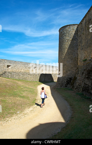 Eine Frau kommt auf der Liste [Lices] zwischen den doppelten Wänden des Chateau de Fenelon Vallee De La Dordogne Aquitanien Frankreich Stockfoto