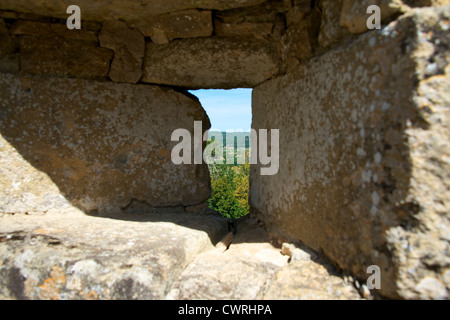 Eine Scharte und Pfeil Schlitz in den dicken Mauern des Chateau de Fenelon, Vallee De La Dordogne, Aquitaine, Frankreich Stockfoto