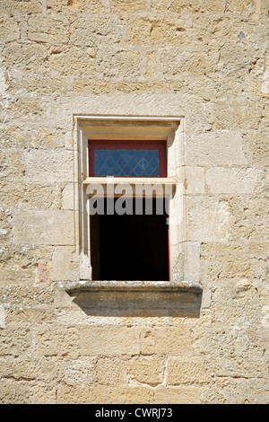 Ein Fenster in einer Wand von Chateau de Fenelon, Vallee De La Dordogne, Frankreich Stockfoto