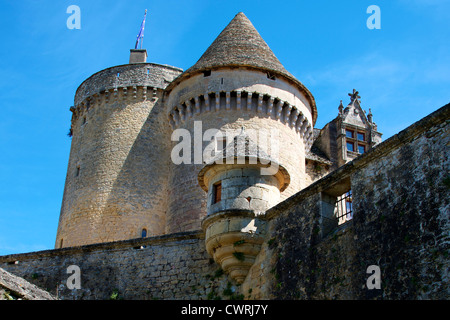 Chateau de Fenelon, Dordogne, Aquitaine, Frankreich im Porträt gegen einen blauen Himmel Stockfoto