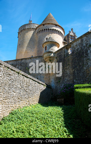 Chateau de Fenelon, Dordogne, Aquitaine, Frankreich im Porträt gegen einen blauen Himmel Stockfoto