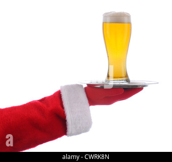 Santa Claus ein Tablett mit einem Glas Bier über einen weißen Hintergrund zu halten. Stockfoto