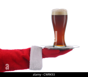 Santa Claus ein Tablett mit einem Glas Bier über einen weißen Hintergrund zu halten. Stockfoto