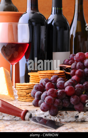 Wein, Käse, Cracker und Weintrauben Stillleben. Hochformat. Stockfoto