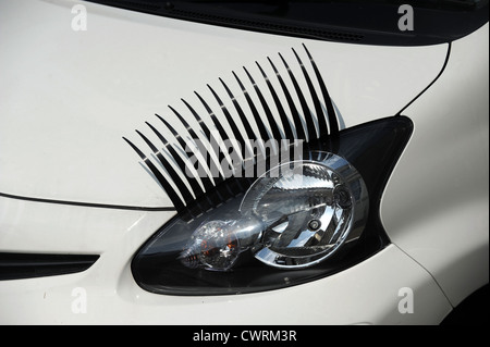 Auto Scheinwerfer mit Wimpern Stockfotografie - Alamy