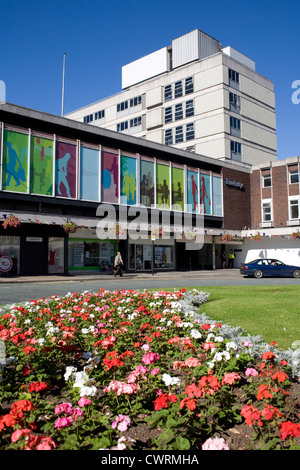 Cathedral Plaza, südlichen Ende der High Street in Worcester mit Travelodge Stockfoto