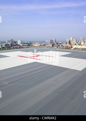 Hubschrauberlandeplatz auf dem Krankenhausgebäude, Baltimore Maryland USA Stockfoto