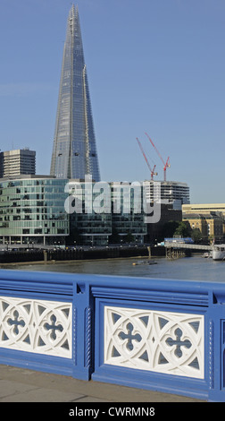 Die Scherbe betrachtet von Tower Bridge London England Stockfoto