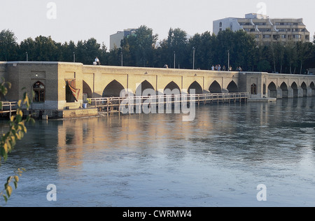 Iran. Isfahan. Chubi Brücke. Es wurde während der Herrschaft von Shah Abbas II im Jahre 1665 erbaut. Stockfoto