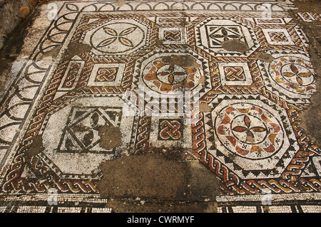 Römische Kunst. Portugal. Römische Villa von Pisoes. 1. bis 4. Jahrhundert. Polychrome Mosaik mit geometrischen Motiven verziert. Stockfoto