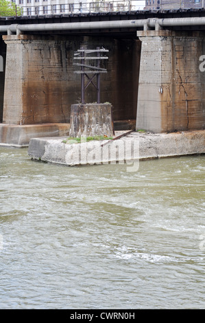 Brücke-Detail auf Schiene und Interloop Brücke südlich von High Falls über Genesee River in Rochester, NY USA Stockfoto