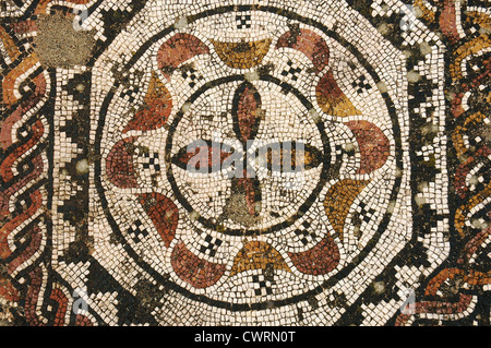 Römische Kunst. Portugal. Römische Villa von Pisoes. 1. bis 4. Jahrhundert. Polychrome Mosaik mit geometrischen Motiven verziert. Detail. Stockfoto