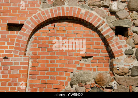 Hintergrund der alten Stadtmauer Architektur aus roten Ziegeln und Stein. Stockfoto