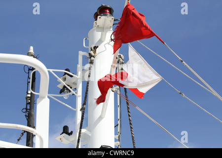 Signalflaggen flattern auf ein Schiff-Impressum Stockfoto