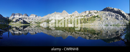 Panorama der Ediza See und Minarett Reichweite und Mount Banner und Ritter in der Ansel Adams Wilderness Stockfoto