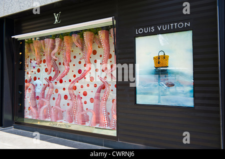 Außenseite des Louis Vuitton Store mit original Artwork-Schaufenster in Barcelona, Katalonien, Spanien, ES Stockfoto