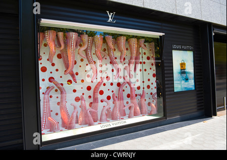 Außenseite des Louis Vuitton Store mit original Artwork-Schaufenster in Barcelona, Katalonien, Spanien, ES Stockfoto