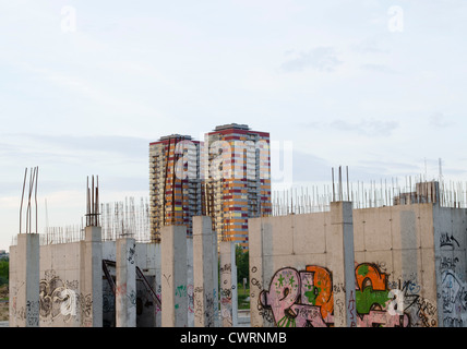 Rohbau-Design lackiert, Graffiti und zwei hohen Wolkenkratzern in Ferne. Stockfoto