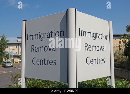 doppelte doppelseitige Zeichen für Einwanderung Entfernung Zentren Colnbrook Einwanderung Entfernung Zentrum, Harmondsworth, in der Nähe von Heathrow, england Stockfoto