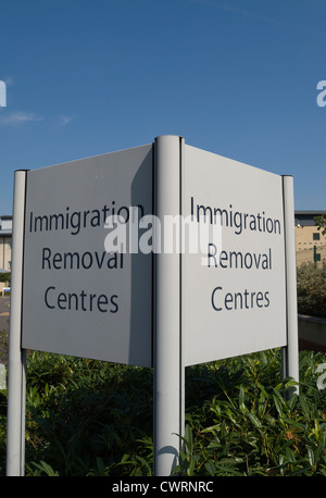 doppelte doppelseitige Zeichen für Einwanderung Entfernung Zentren Colnbrook Einwanderung Entfernung Zentrum, Harmondsworth, in der Nähe von Heathrow, england Stockfoto