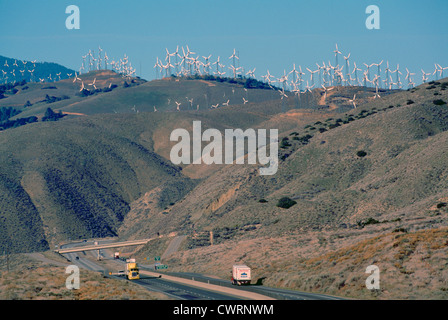 Windkraftanlagen im Windpark in den Tehachapi-Tal entlang Highway 58, Kalifornien, USA - erneuerbare / Alternative Energien Stockfoto