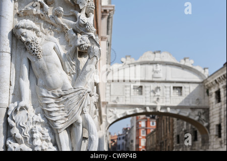 Betrunkene Noah und seine Söhne Basrelief, Dogenpalast, Venedig, Italien. Stockfoto