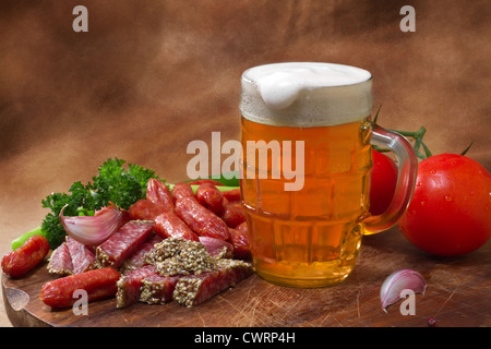 Stillleben mit Bier und salami Stockfoto