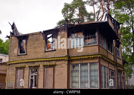 Verlassenen alten Retro-Holzhaus mit verbranntem Dach. Stockfoto