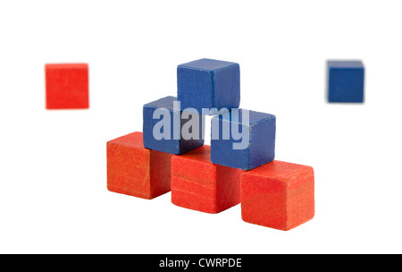 Pyramide aus bunten Holzspielzeug Log Ziegel isoliert auf weiss. Rosa blau Farbe Bau. Stockfoto