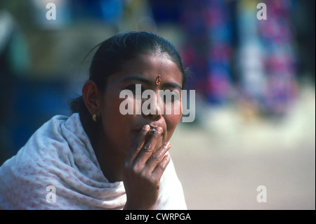 Attraktive Frau Porträt Rauchen Patan Kathmandu-Nepal Stockfoto
