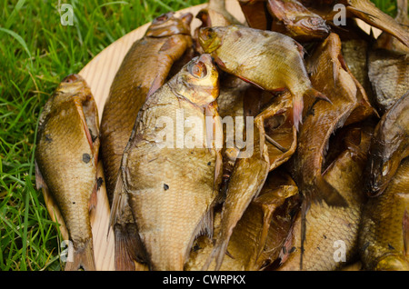 Frisch geräucherte gesunde ökologische Fisch Räucherei Closeup. Stockfoto