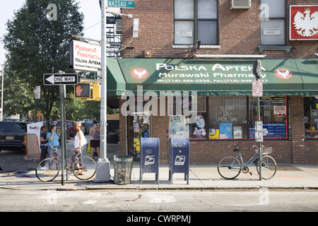 Nassau Avenue in Greenpoint, Brooklyn, ein altes gut etablierten polnischen Nachbarschaft. Stockfoto