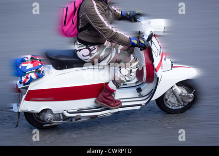 Mädchen reiten individuell Lambretta Roller Stockfoto