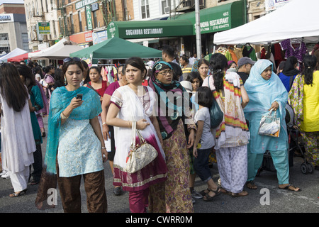 Bangladeshi Immigrantengemeinschaft hat ein Straßenfest im Kensington Abschnitt von Brooklyn, NY. Stockfoto