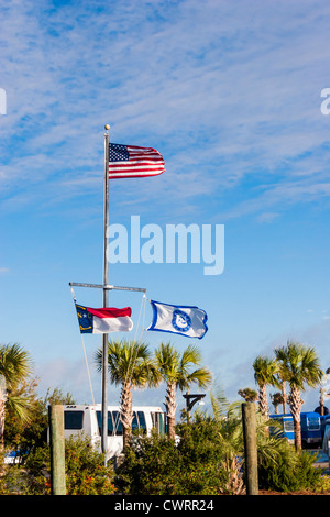 Flaggen im Besucherzentrum auf bald Head Island, North Carolina. Stockfoto